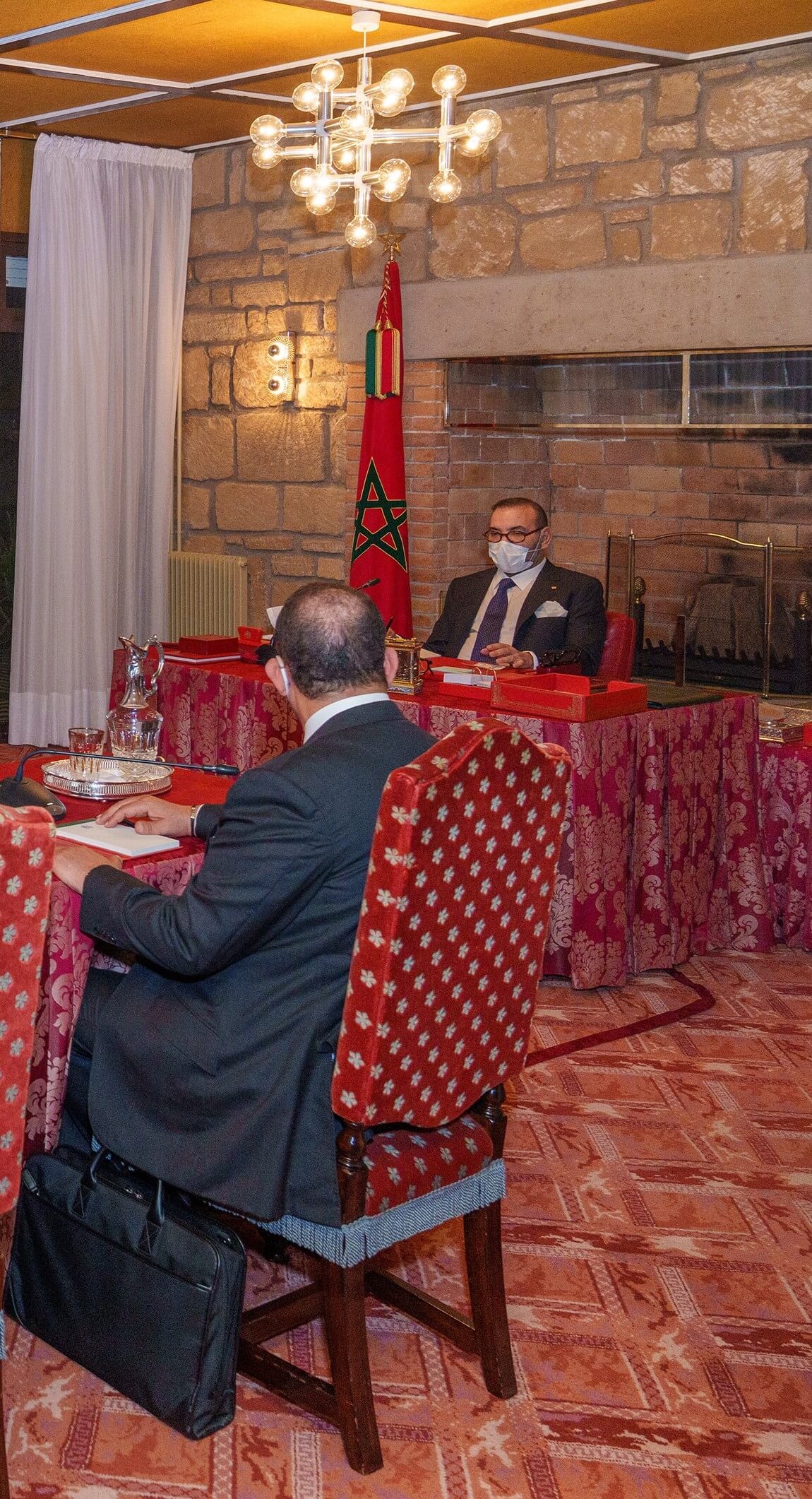 sm le roi preside a la residence royale de bouznika une seance de travail consacree a la nouvelle charte de linvestissement